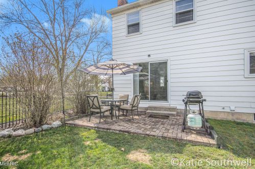 1829 Lonsdale Dr, Grand Rapids MI 49503-3827 exterior