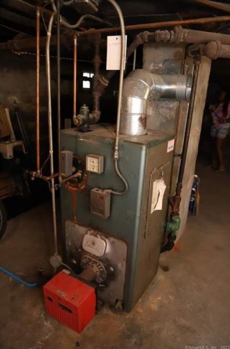 41 Loomis Ave, Windsor CT  06095-2804 exterior