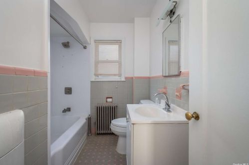 68 Euclid St, Valley Stream NY  11580-4111 exterior