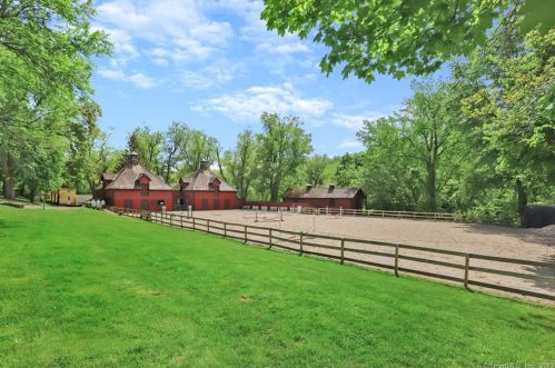 200 Bedford Rd, Greenwich CT 06831-2537 exterior