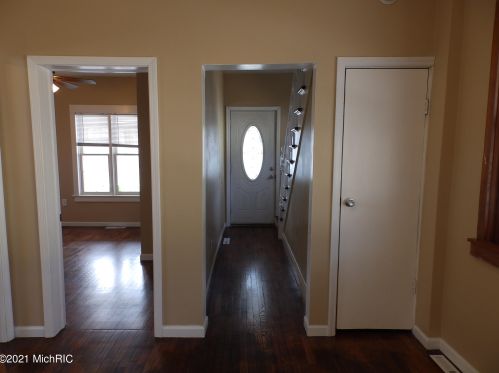 1053 Jackson St, Grand Rapids MI 49504-5481 exterior