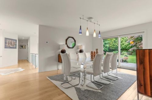 10 Hockanum Rd, Westport CT 06880-2121 exterior