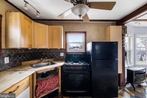 31 Clinton Ave, Camden NJ 08109-2006 exterior