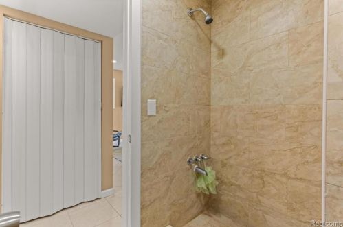 4964 Monroe St, Dearborn Heights MI  48125-2525 exterior