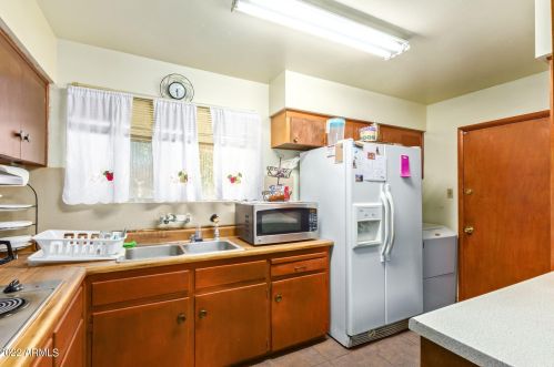 6182 Earll Dr, Phoenix AZ 85033-5841 exterior