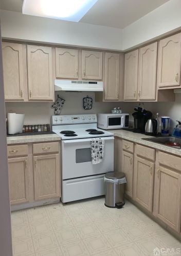 3327 Sayre Dr, Princeton, NJ 08540-5869