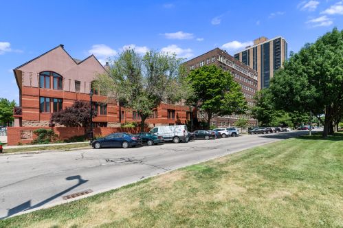 812 Kilbourn Ave, Milwaukee WI  53202-3462 exterior