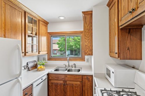 4297 College Ave, Milwaukee, WI 53221-4548