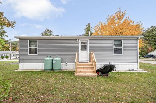 41 B St, Seabrook NH 03874-6228 exterior