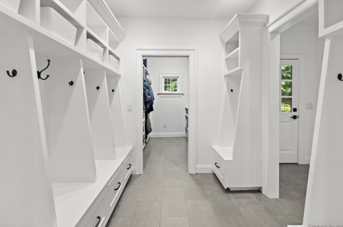 19 Pequot Trl, Westport CT 06880-2929 exterior