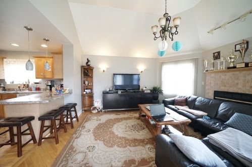 8234 Addison St, Chicago IL 60613-4344 exterior