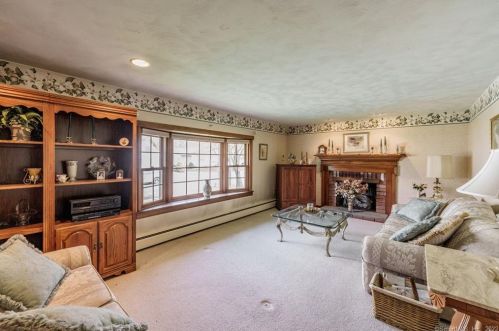 10 Montclair Dr, Enfield CT 06082-3025 exterior