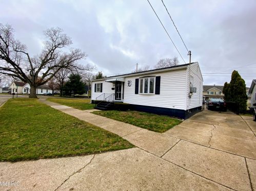 344 Oak Ave, Meskegon, MI 49442-3214