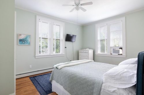 29 Champlin St, Middletown RI 02840-2879 exterior