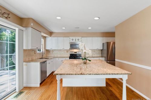 31 Lookout Hl Rd, Milford CT 06461-1878 exterior