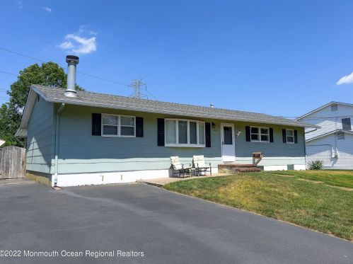 44 Citadel Dr, Jackson Twp, NJ 08527-1812