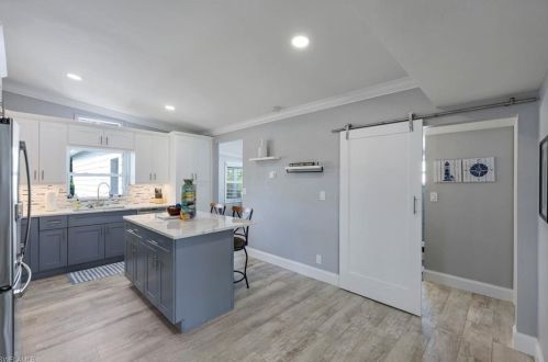 1809 Hbr Ln, Naples FL 34104-0317 exterior