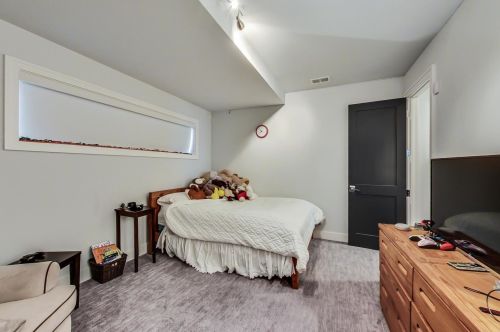 3831 Ravenswood Ave, Chicago IL 60613-2419 exterior