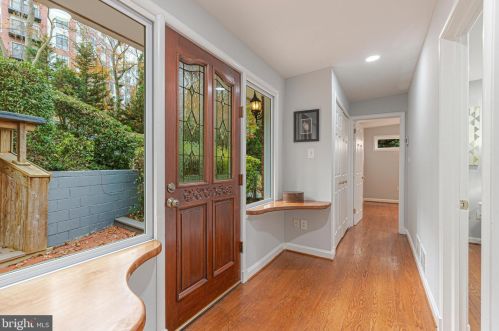 5837 Biscayne Dr, Alexandria VA  22303-1925 exterior