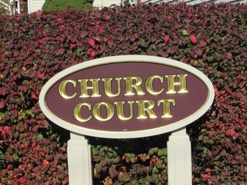 39 Church St, Windsor Locks CT 06096-2314 exterior