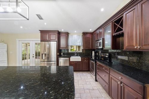 5341 Hickory Wood Dr, Naples FL 34119-1404 exterior