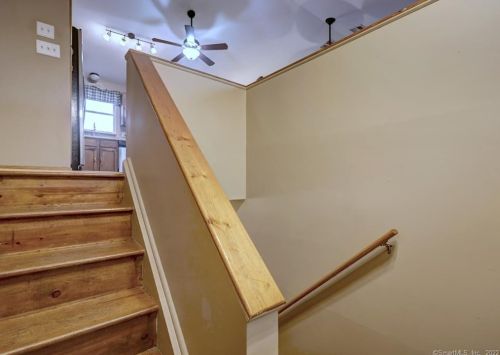 48 Stevens St, Milford CT 06460-7869 exterior