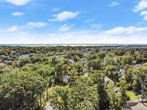 13 Hickory Dr, Greenwich CT 06831-4916 exterior