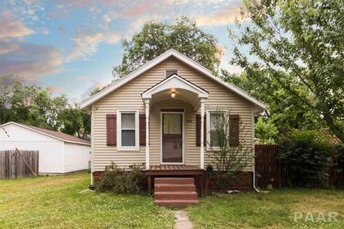 908 3rd St, Pekin, IL 61554-2700