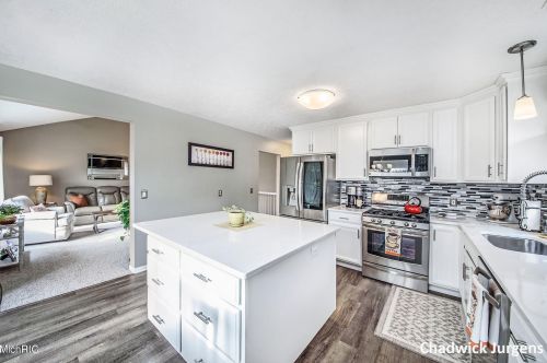 5542 Thoroughbred Dr, Wyoming MI 49418-8309 exterior