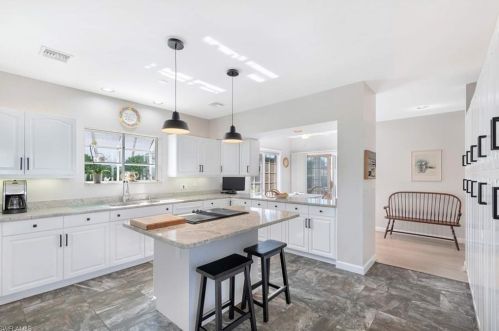 2221 Regal Way, Naples FL 34110-1020 exterior