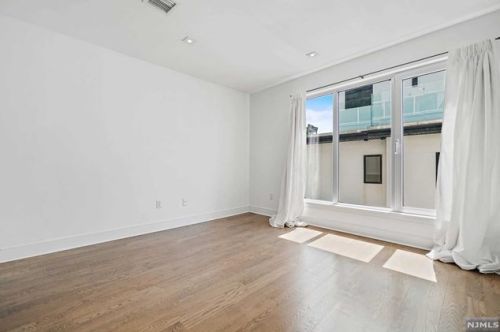 24 Casta Ln, Edgewater NJ 07020-1504 exterior