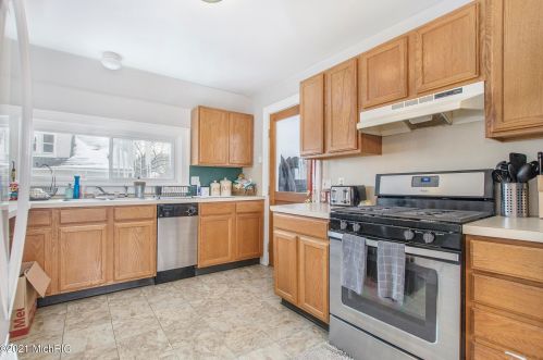 1302 Wealthy St, Grand Rapids MI 49506-2562 exterior