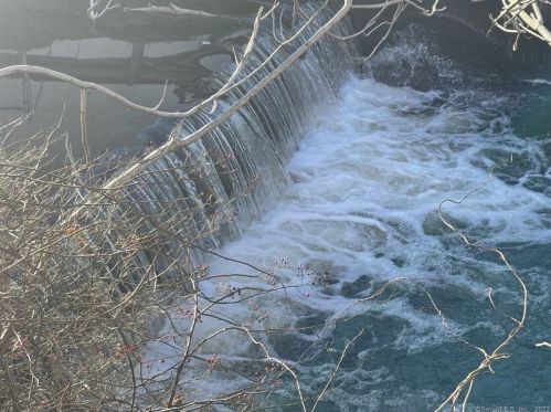 92 Main St, Deep River CT 06417-1800 exterior