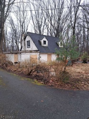 18 Chamberlain Ave, Mount Olive, NJ 07828-1702