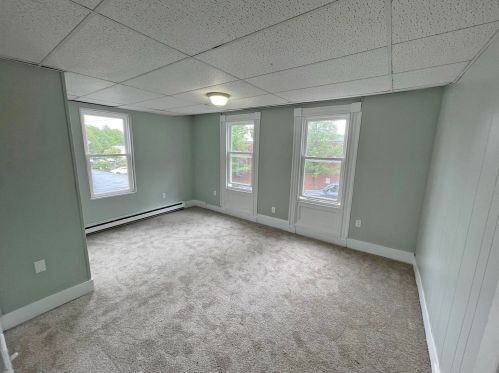 4 Chapel St, Newmarket, NH 03857-1647