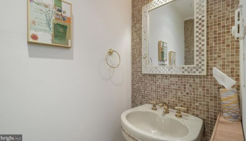 868 Broadmoor Rd, Huntingdon Valley PA 19006-2803 exterior