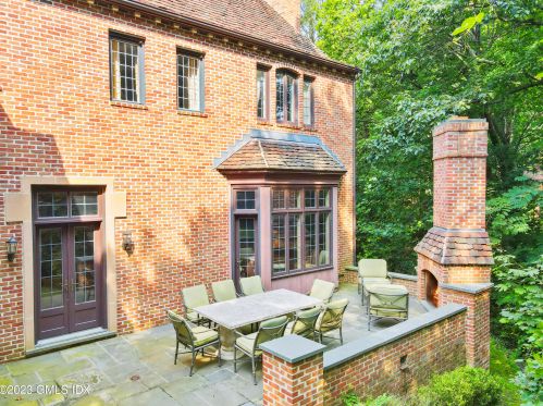 33 Midwood Rd, Greenwich CT 06830-3800 exterior