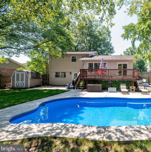 2310 Candlewood Dr, Alexandria VA exterior