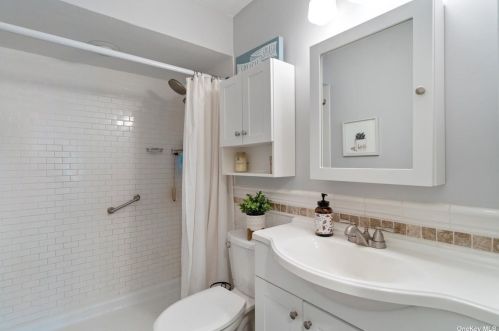 33 Hazard Ave, Huntington Station NY 11746-3726 exterior