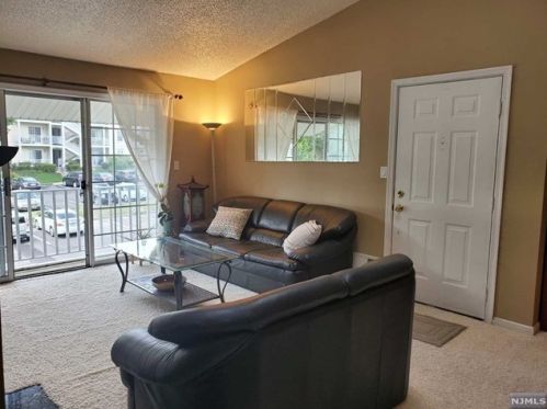 563 Holly Ct, Mahwah, NJ 07430-3436