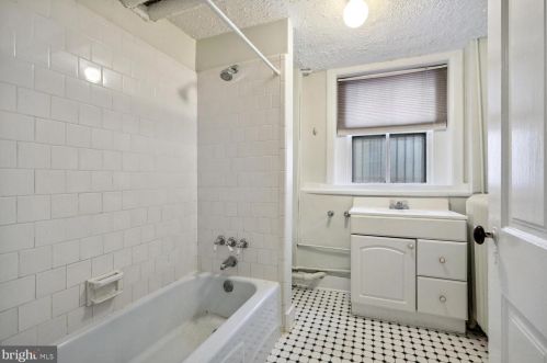 2010 Hillyer Pl, Washington DC 20009-1006 exterior