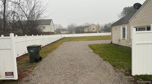 520 Auburn Rd, Rochester MI 48307-5302 exterior