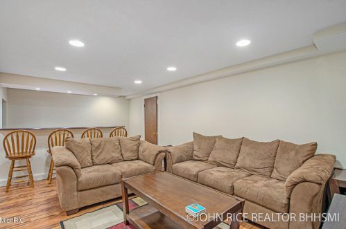 1004 Oakcrest St, Wyoming MI exterior