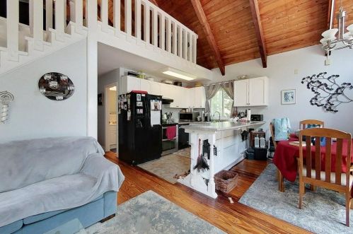 1 Indian Ter, Middletown RI 02842-5721 exterior