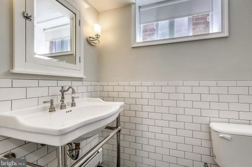 7426 Piney Branch Rd, Silver Spring MD 20901-4352 exterior