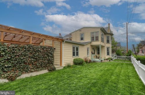 273 Main St, Hummelstown PA 17036-1721 exterior