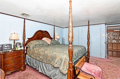 273 Essex St, Babylon NY 11704-2108 exterior