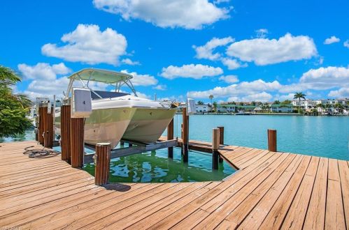 210 Bay Pt, Naples FL 34103-4018 exterior