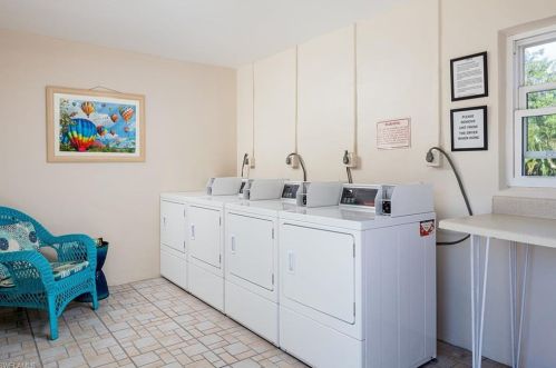 3150 Binnacle Dr, Naples FL 34103-4171 exterior