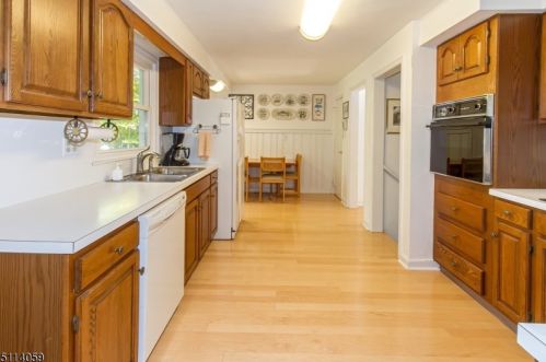 1490 Fox Trl, Mountainside NJ 07092-1301 exterior